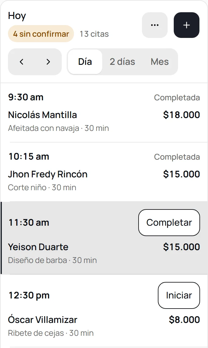 Agenda del día en el panel de De Una, con datos de demostración: cada cita con su hora, el cliente, el servicio con su duración, el precio y el botón para confirmarla, iniciarla o completarla.